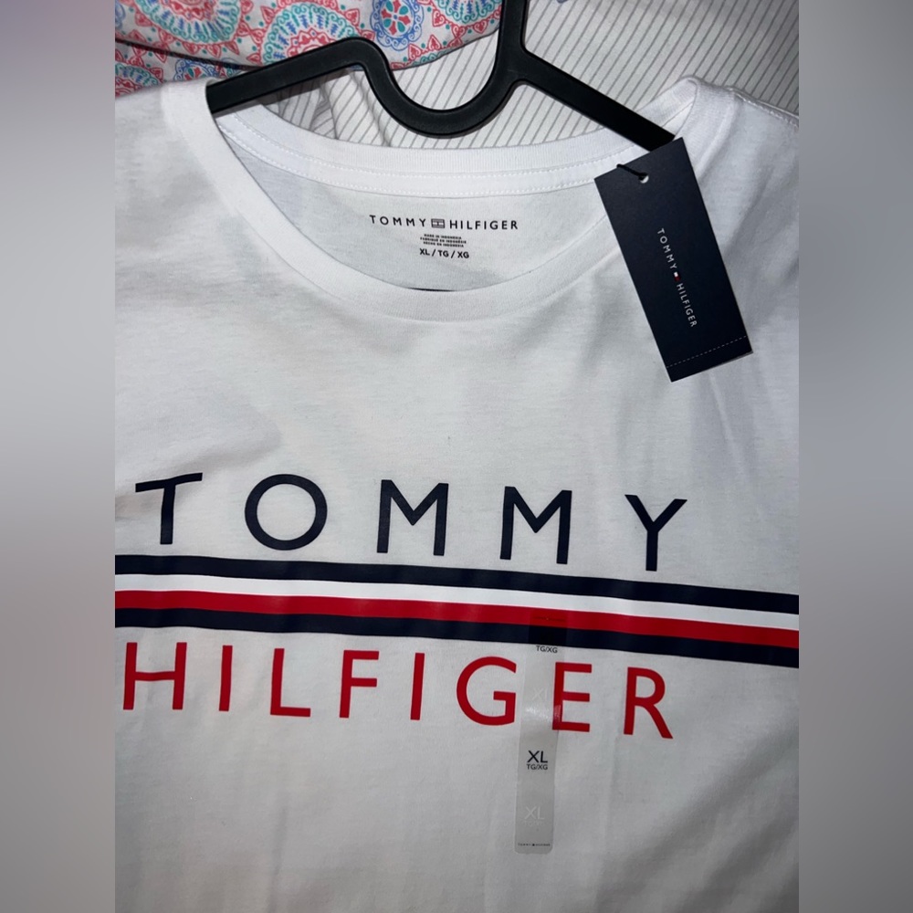 TOMMY HILFIGER GRAPHIC T XL NEW WITH TAGS SMOKE FREE ENVIRONMENT